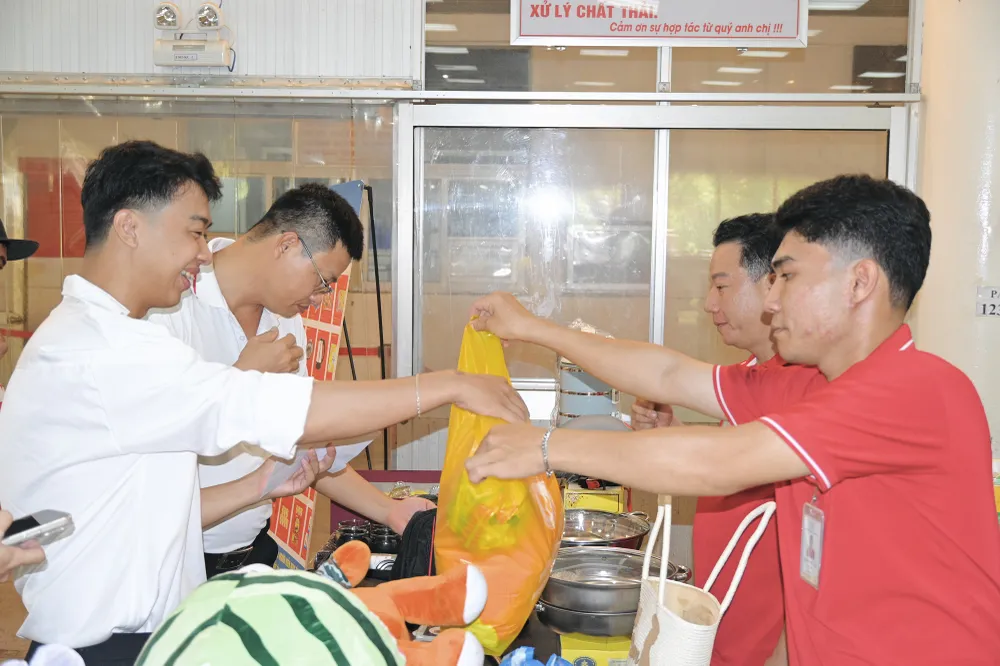 Người tham gia hiến máu nhận quà tri ân và giấy chứng nhận sau khi hoàn tất quy trình hiến máu.jpg