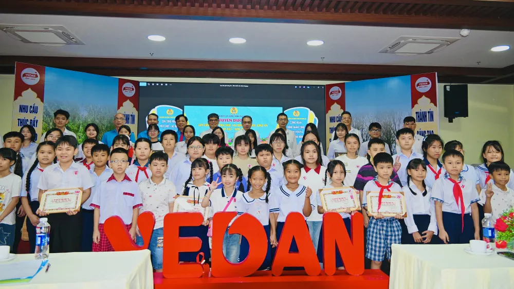 Đại biểu, Ban lãnh đạo Vedan Việt Nam cùng các em học sinh là con CBCNV chụp ảnh lưu niệm tại lễ tuyên dương, khen thưởng năm học 2025–2026.jpeg
