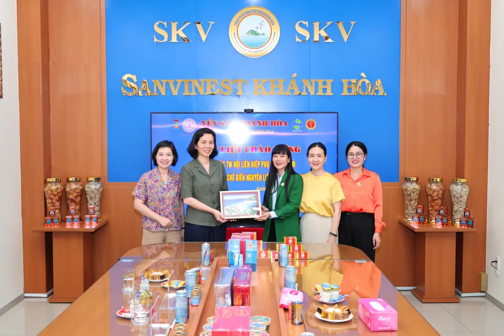 Bà Trịnh Thị Hồng Vân - Chủ tịch HĐTV công ty tặng quà lưu niệm cho đoàn công tác.jpg