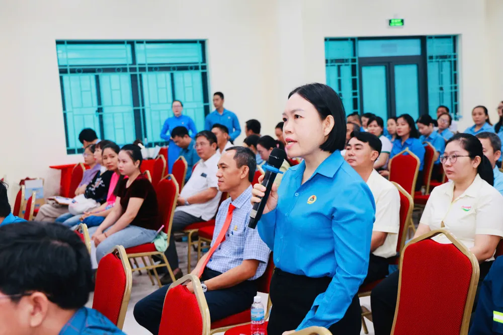 2.Người lao động nêu ý kiến tại hội nghị_.jpg