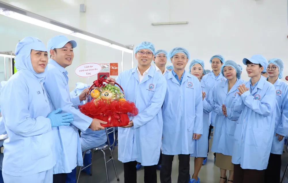 Đồng chí Nguyễn Thanh Hà tặng quà cho công nhân Công ty Cổ phần Nước giải khát Yến sào Khánh Hòa_.jpg