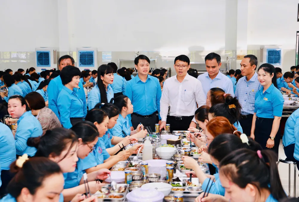 Đồng chí Nguyễn Thanh Hà và lãnh đạo các sở, ngành, doanh nghiệp, tổ chức công đoàn thăm hỏi, động viên người lao động tại _Bữa cơm công đoàn__.jpg