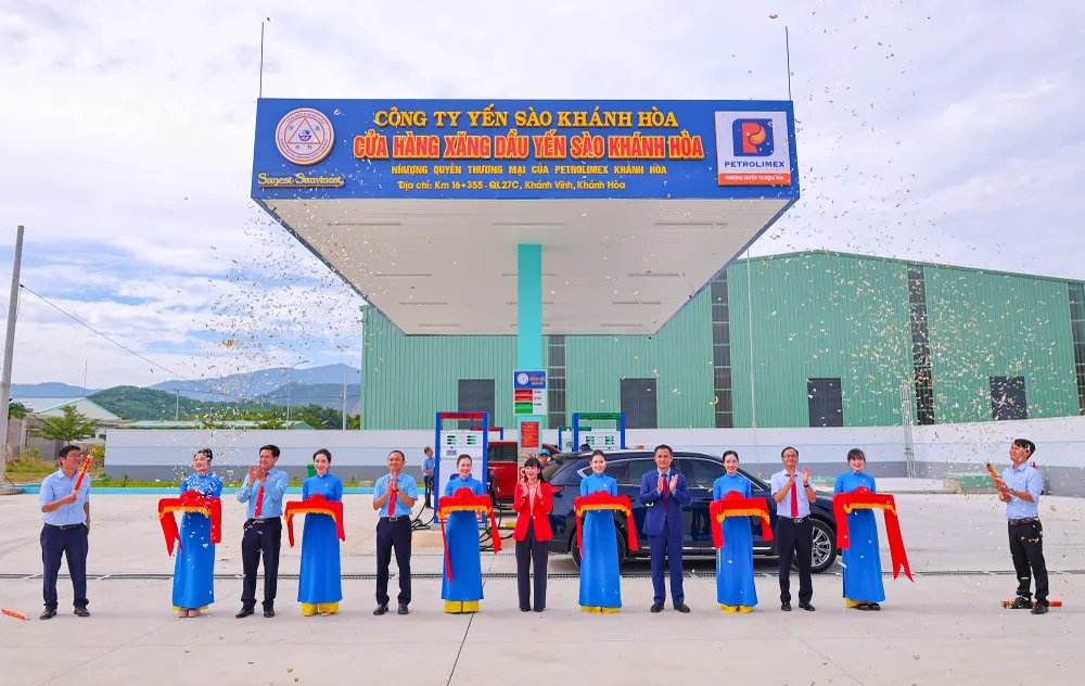 3. Lãnh đạo Công ty cắt băng khai trương chính thức đưa Cửa hàng xăng dầu tại Cụm Công nghiệp Sông Cầu vào hoạt động .jpg