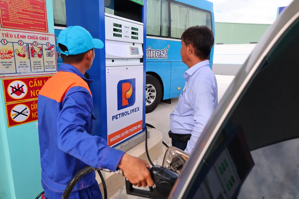 Những khách hàng đầu tiên tại Cửa hàng Xăng dầu mới khai trương.jpg