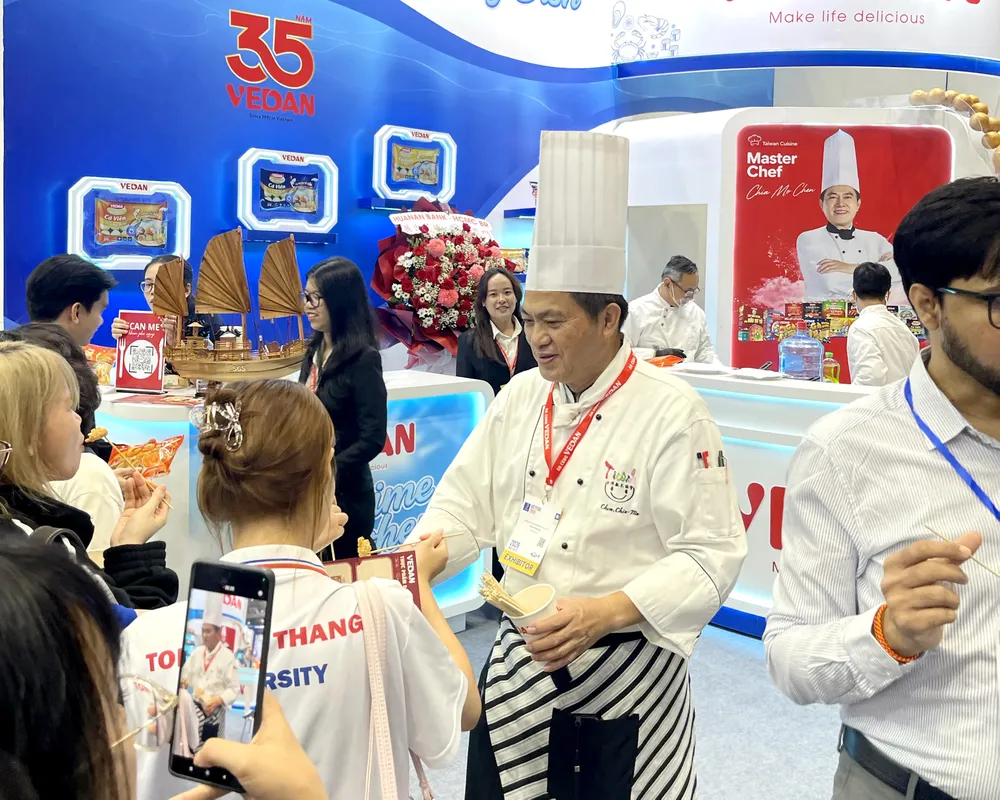 [Hình ảnh 3_ Chef Chia-Mo Chen tại gian hàng Vedan] (1).jpeg