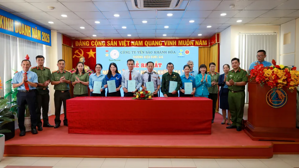 3. Đại diện lãnh đạo Công ty, các đoàn thể, các phòng ban đơn vị Công ty ký cam kết thực hiện mô hình.JPG