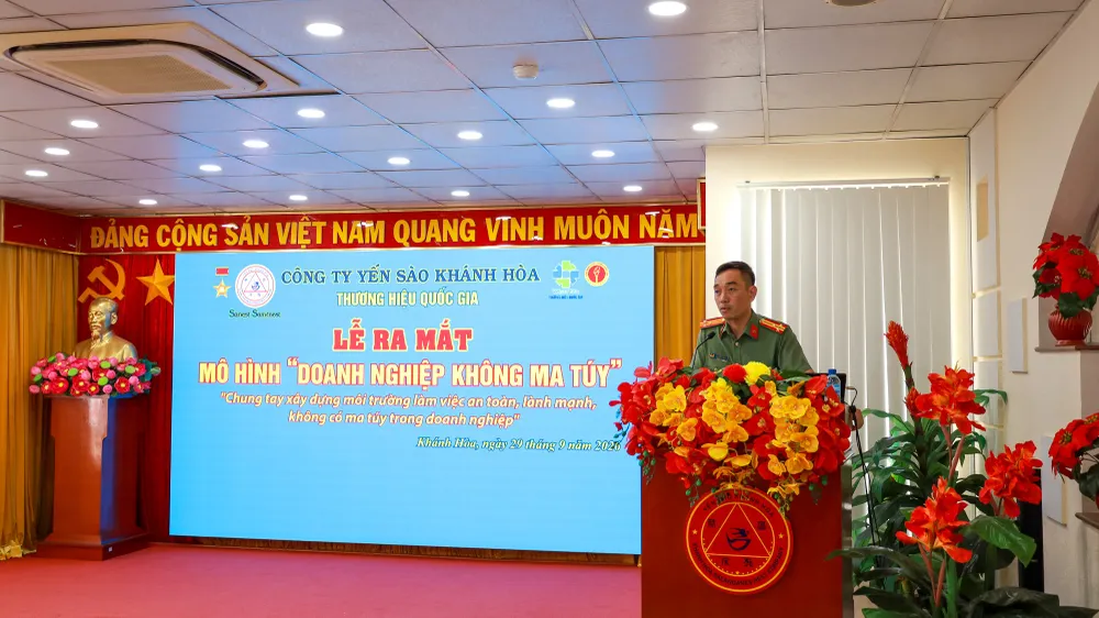 8. Thượng tá Lê Hoàng Anh - Phó trưởng phòng PA-04 (An ninh kinh tế) Công an Khánh Hòa phát biểu tại buổi lễ.JPG