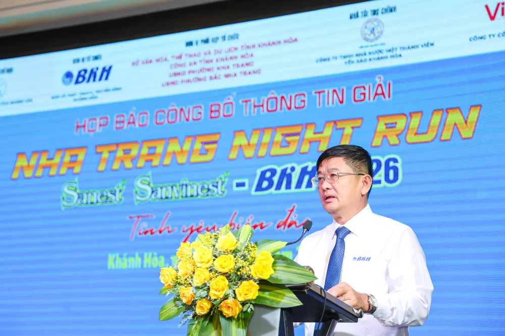 1. Ông Lê Hoàng Triều - Giám đốc Báo và Phát thanh, Truyền hình Khánh Hòa, Trưởng Ban tổ chức giải phát biểu tại buổi họp báo.jpeg