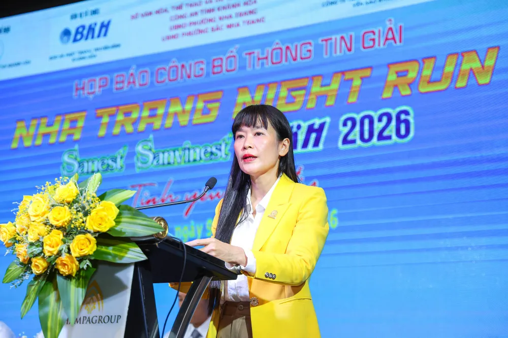 2. Bà Trịnh Thị Hồng Vân - Chủ tịch Hội đồng thành viên Công ty TNHH Nhà nước Một thành viên Yến Sào Khánh Hòa phát biểu tại buổi họp báo.jpeg