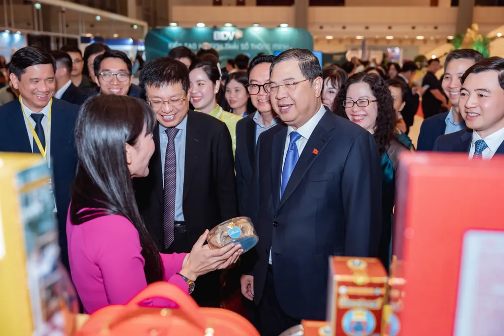 8. Đ_c Phạm Gia Túc phó thủ tướng thường trực tham quan gian hàng Yến sào Khánh Hoà.jpeg
