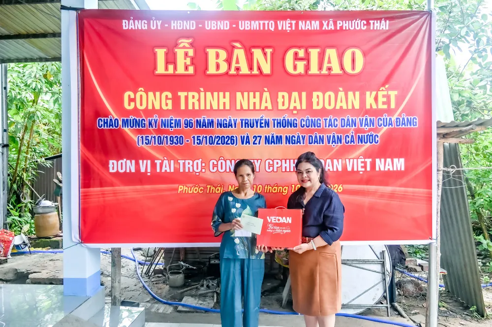 Bà Nguyễn Thu Thủy – Phó giám đốc Đối ngoại Vedan trao những phần quà “bếp nhà yêu thương” cho gia đình ông Nguyễn Văn Hòa.jpg