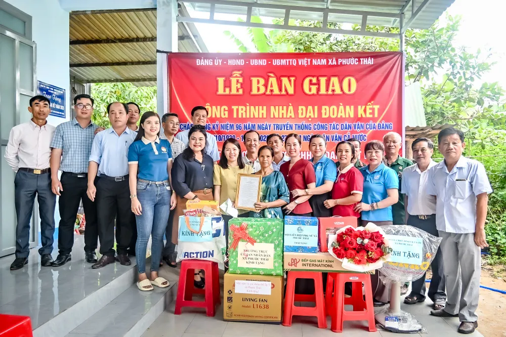 Bà Nguyễn Thu Thủy, Phó Giám đốc Đối ngoại Vedan Việt Nam (áo xanh đen) trao tặng nhà Đại đoàn kết cho gia đình ông Nguyễn Văn Hòa.jpg