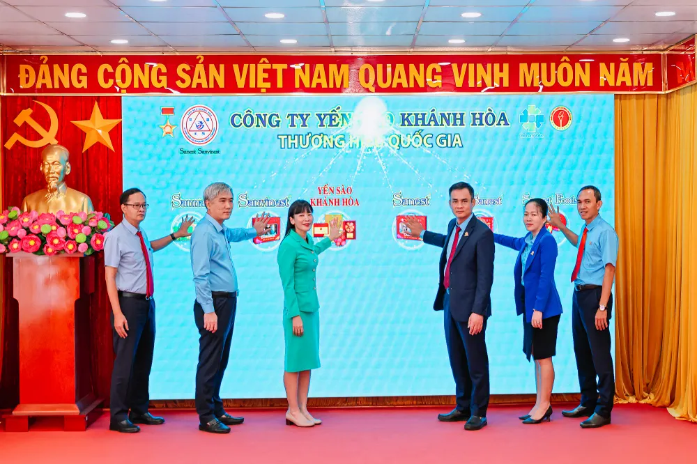 1. Ban lãnh đạo Công ty Yến sào Khánh Hòa thực hiện nghi thức nhấn nút ra mắt sản phẩm mới. .jpeg