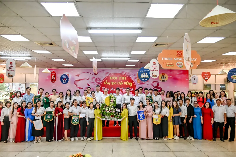 BGD và toàn thể nhân viên Vedan chụp ảnh lưu niệm.jpg