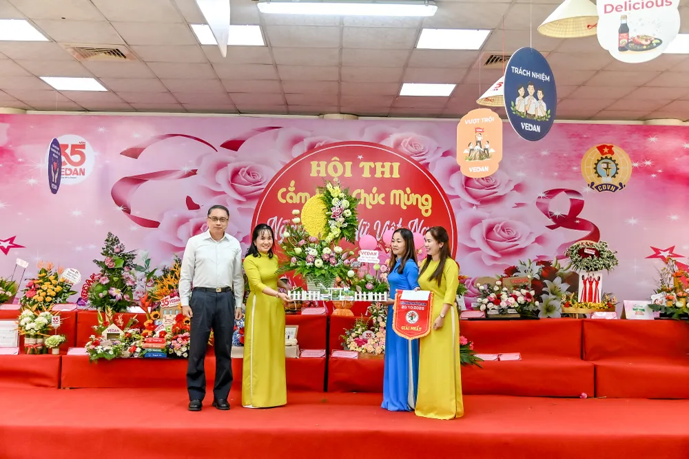 Ông Ni Chih Hao – Tổng Giám đốc Vedan Việt Nam (áo trắng) trao thưởng cho đội đạt Giải Nhất.jpg
