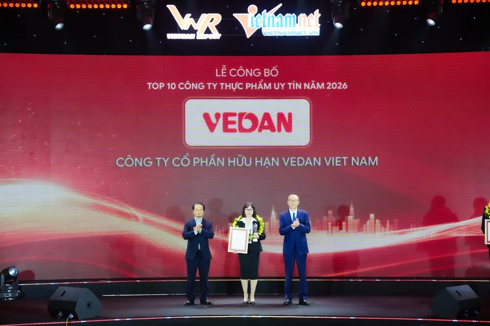 Bà Hà Thị Hòa Bình – Đại diện Vedan Việt Nam nhận Chứng nhận Top 10 Công ty uy tín ngành thực phẩm đồ uống năm 2026.jpg