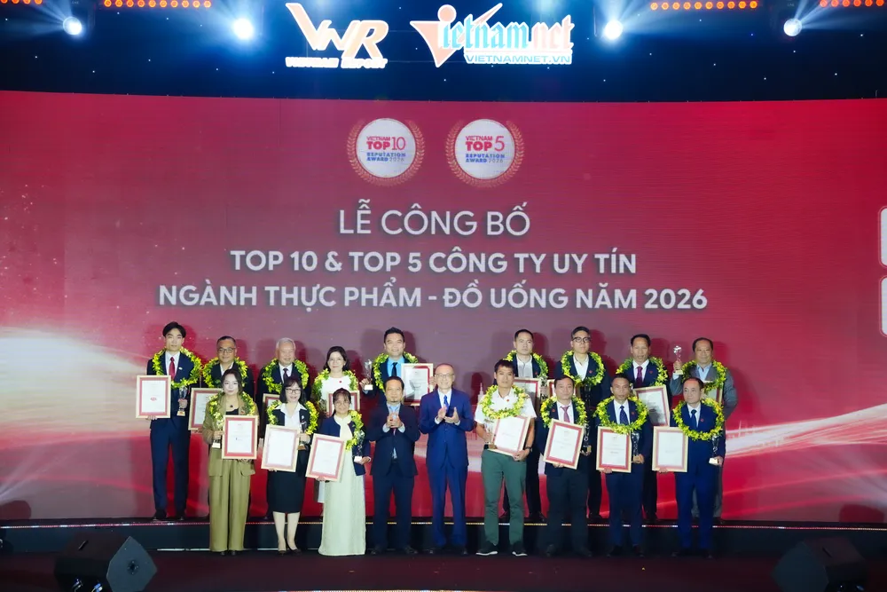 Đại diện các doanh nghiệp vinh dự nhận Chứng nhận Top 10 Công ty uy tín ngành thực phẩm đồ uống năm 2026 tại Lễ vinh danh.jpg