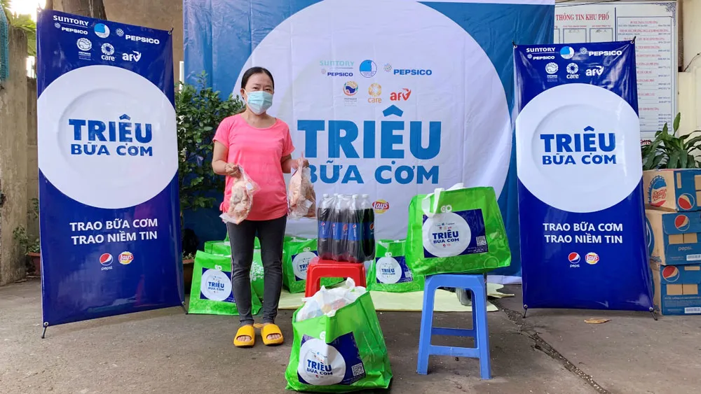 Người dân phường Bình Trị Đông, quận Bình Tân, TPHCM nhận quà hỗ trợ khẩn cấp của Quỹ hỗ trợ chương trình, dự án an sinh xã hội Việt Nam (AFV) và Tổ chức CARE Quốc tế tại Việt Nam