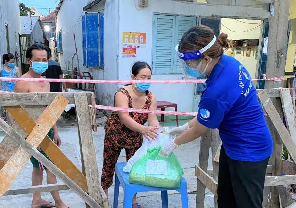 Tình nguyện viên đến trao nhu yếu phẩm từ "Chợ Nghĩa Tình"