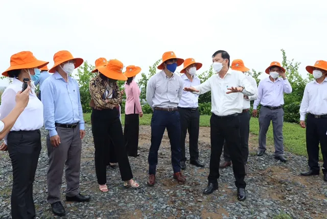 Ông Dương Văn Cường đang thuyết trình với đoàn tham quan