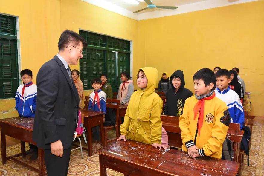 Dự án “Ngôi Làng Hy Vọng” còn hỗ trợ việc dạy và học cho 2.500 học sinh, giáo viên tại địa phương