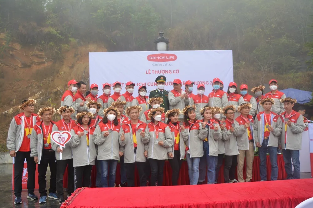 Đoàn Dai-ichi Life Việt Nam chụp hình lưu niệm tại Cột cờ Lũng Cú, Hà Giang