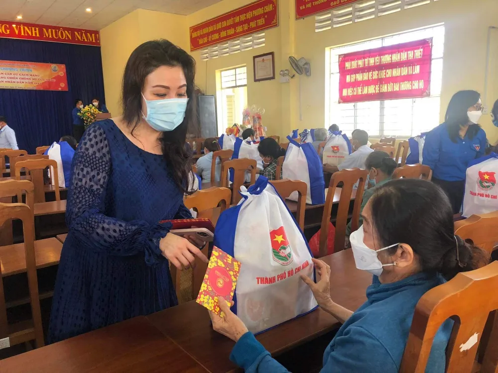 VWS trao quà tết cho gia đình chính sách vùng căn cứ cách mạng ảnh 1