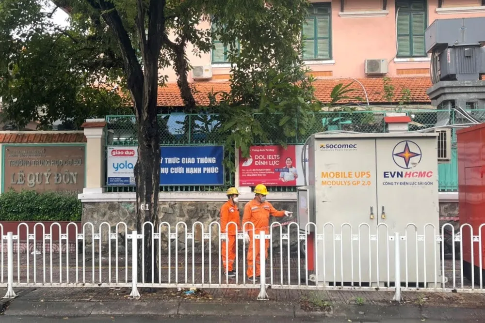 Các công ty Điện lực đã cử công nhân trực vận hành và bố trí máy phát điện dự phòng tại tất cả các điểm thi. Ảnh: EVNHCMC