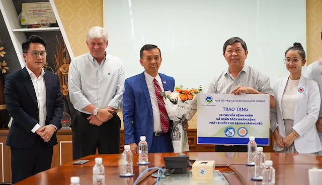 Tặng xe chuyển bệnh và tổ chức thăm khám cho bệnh nhân nghèo ảnh 1