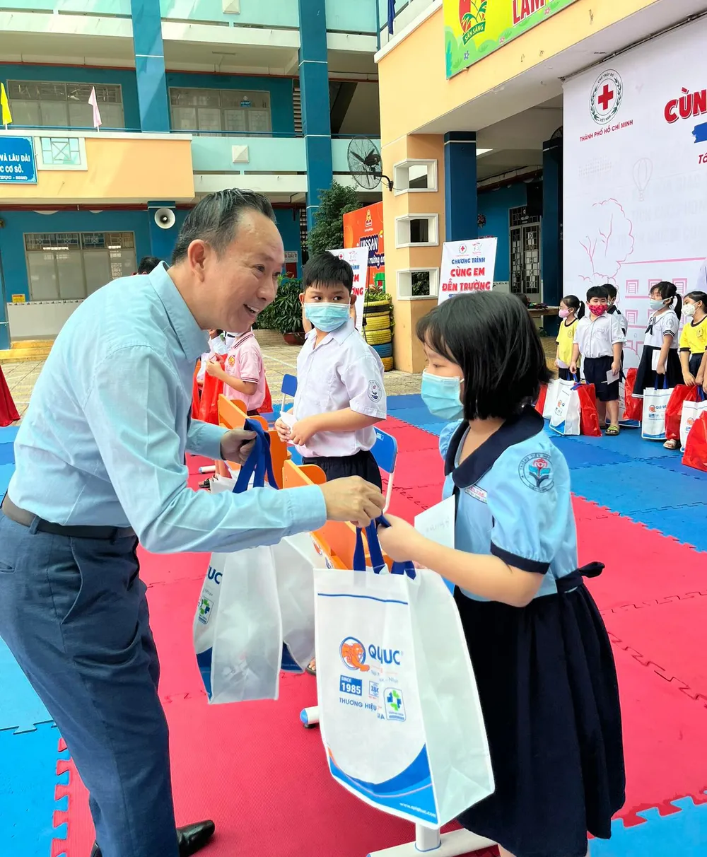 Hành trình “Cùng em đến trường” của Prudential đến với học sinh nghèo vượt khó tại các quận 7, Tân Bình và Phú Nhuận ảnh 3