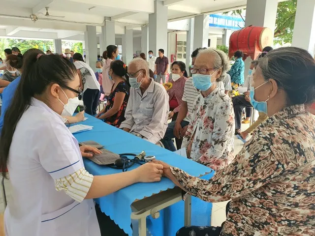 Đến sớm để được khám sức khỏe miễn phí ảnh 2