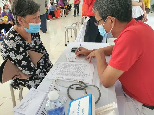 Đến sớm để được khám sức khỏe miễn phí ảnh 1