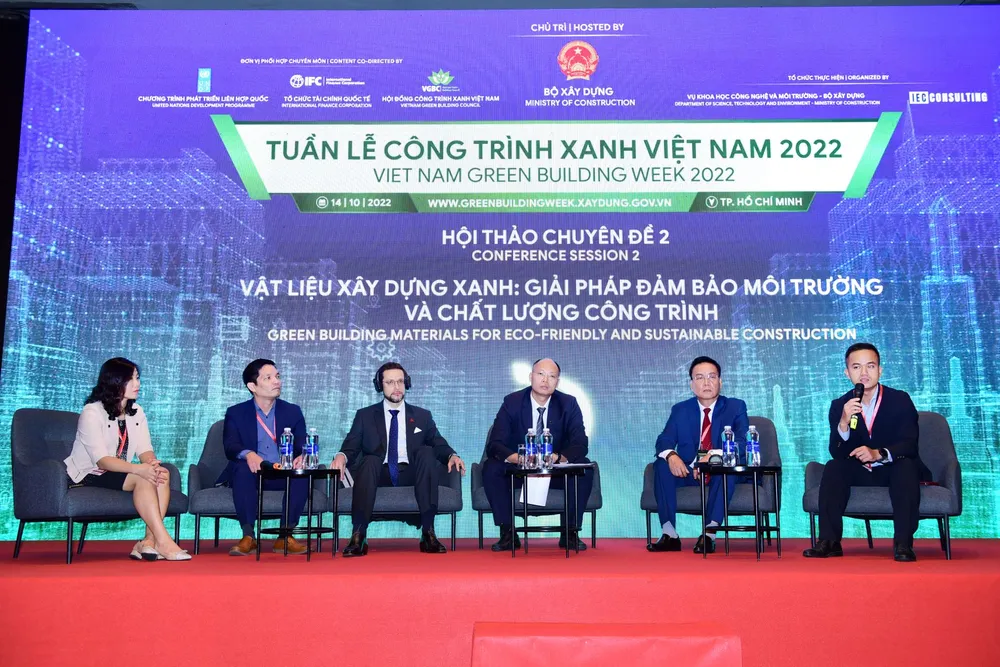 Ông Nguyễn Hải Anh – Giám đốc kỹ thuật Saint-Gobain Việt Nam (người đầu tiên từ phải qua) chia sẻ cùng các diễn giả kinh nghiệm phát triển công trình xanh hướng tới xây dựng đô thị bền vững tại "Tuần lễ công trình xanh Việt Nam 2022” 