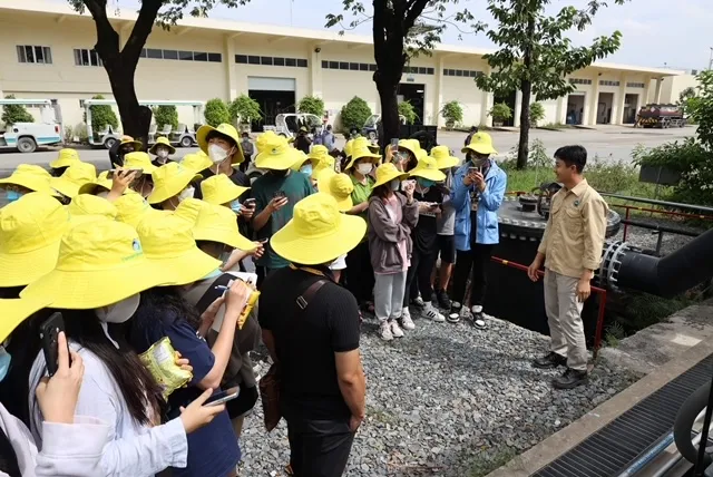 Sinh viên Trường Đại học Fulbright tham quan Khu liên hợp xử lý chất thải Đa Phước ảnh 1