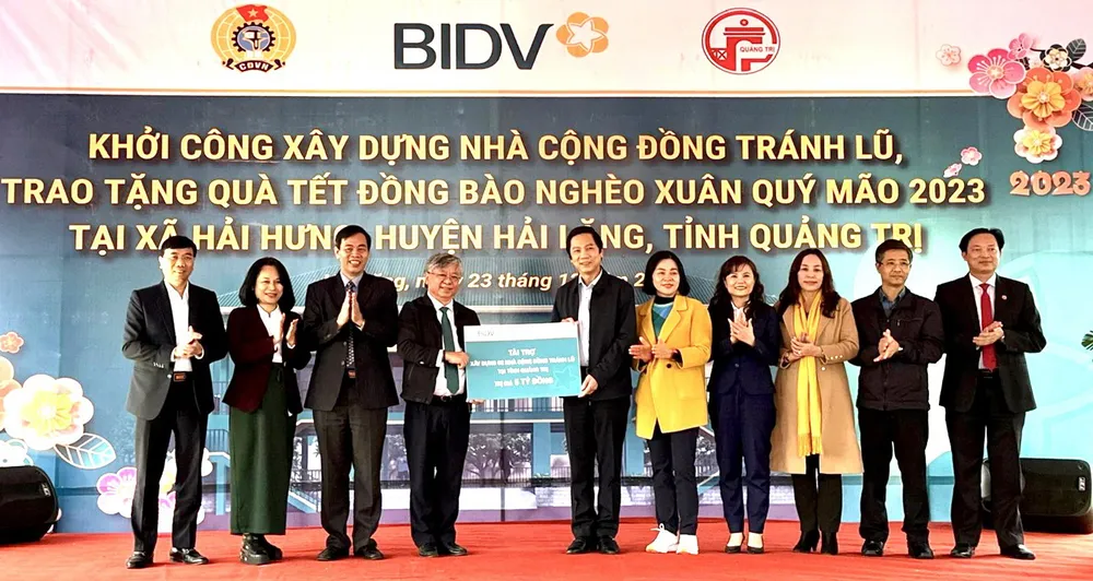 BIDV trao biển tài trợ 2 nhà cộng đồng tránh lũ tại Quảng Trị