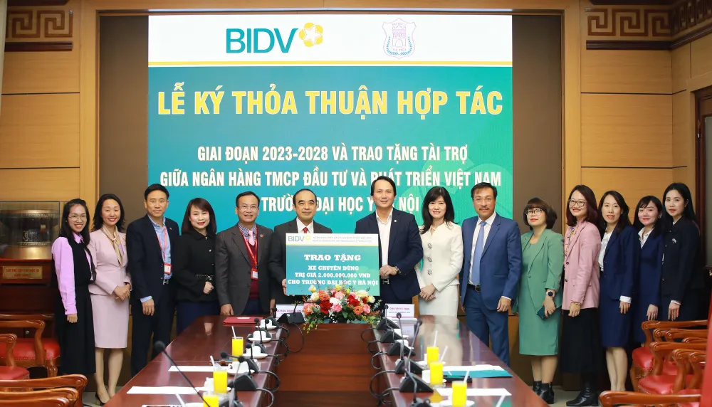 Ông Trần Long - Phó Tổng Giám đốc BIDV trao bảng tài trợ cho GS.TS.BS Nguyễn Hữu Tú - Hiệu trưởng nhà trường