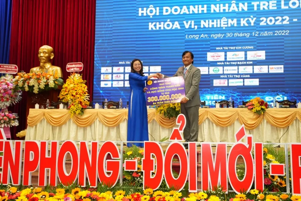 Chủ tịch Hội DNT tỉnh Long An đại diện trao tặng 300 triệu đồng cho công trình thanh niên và học bổng cho học sinh tỉnh Long An