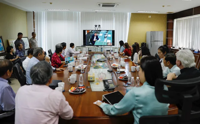 Từ Mỹ, ông David Dương đã trao đổi với đoàn về những kế hoạch, dự án đầu tư trong thời gian sắp tới