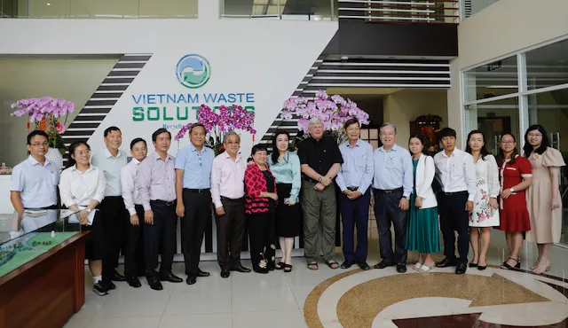 Đoàn Hiệp hội Doanh nghiệp TPHCM chụp ảnh lưu niệm với lãnh đạo Công ty VWS