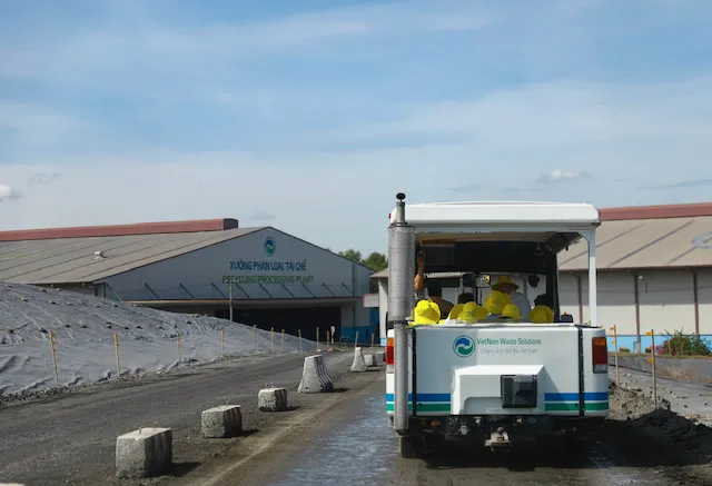 Xe đưa Bà Susan M. Burns cùng các thành viên trong đoàn đi tham quan các hạng mục trong dây chuyền xử lý chất thải tại Khu liên hợp xử lý chất thải Đa Phước