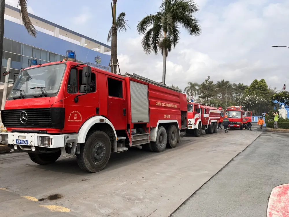 Nhận được tin báo cháy, Lực lượng PCCC&amp;CNCH Công an huyện Bình Chánh đã huy động 34 cán bộ chiến sĩ cùng 1 xe chỉ huy, 3 xe chữa cháy chuyên dùng, 1 xe thang, 1 xe cứu thương triển khai các phương án chữa cháy và hỗ trợ lực lượng phòng cháy chữa cháy tại chỗ của VWS