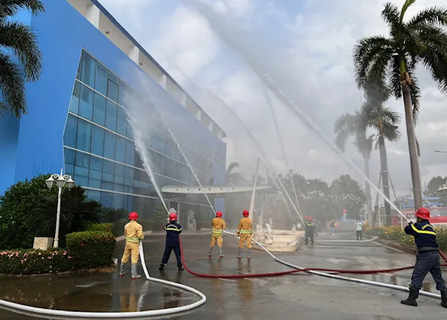 Lực lượng PCCC&amp;CNCH Công an huyện Bình Chánh phối hợp với lực lượng PCCC tại chỗ chữa cháy