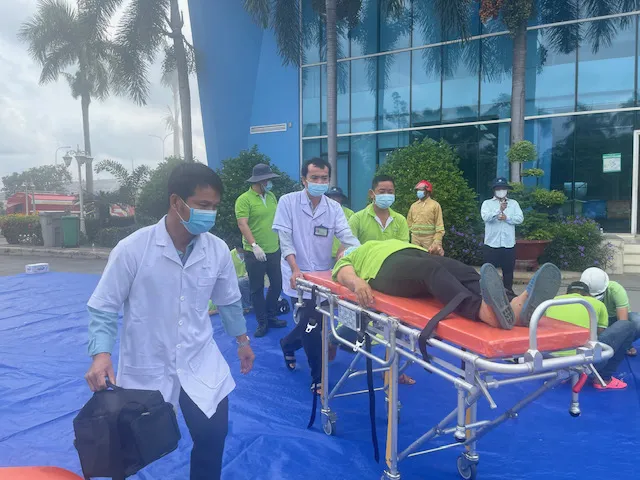 Di chuyển nạn nhân để đưa đi cấp cứu