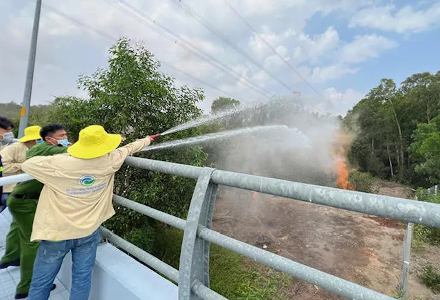 Diễn tập phun nước dập lửa bằng vòi phun nước áp lực cao Diễn tập phun nước dập lửa bằng vòi phun nước áp lực cao