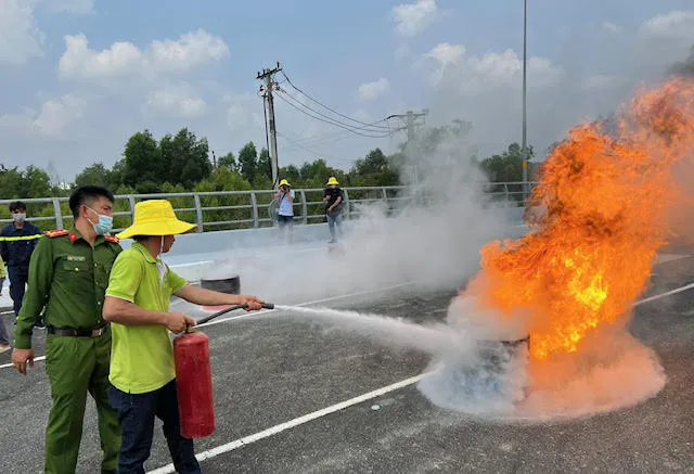 Hướng dẫn và thực hành kỹ thuật sử dụng bình phun bột chữa cháy Hướng dẫn và thực hành kỹ thuật sử dụng bình phun bột chữa cháy