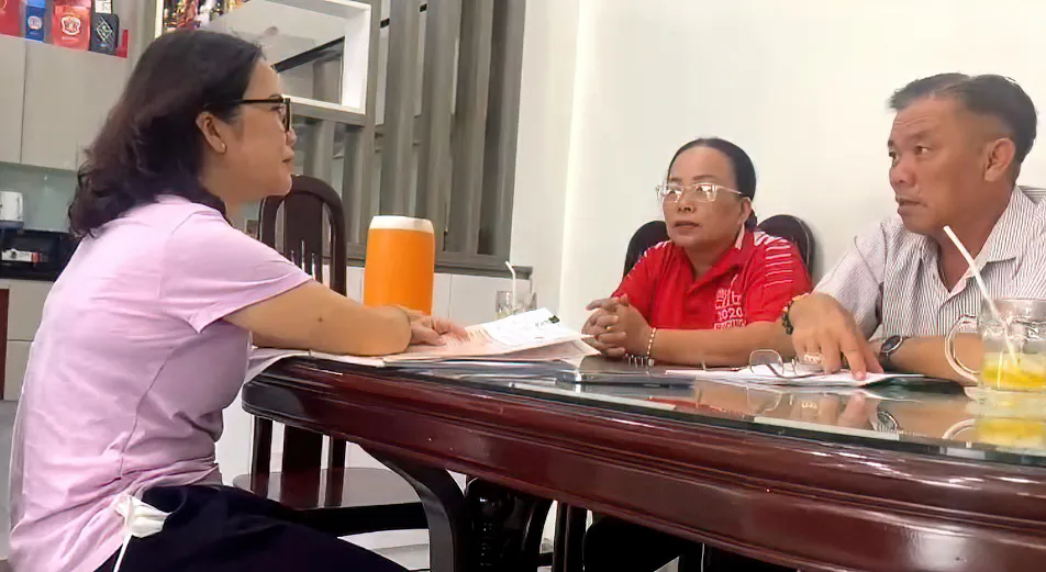 Tư vấn viên thăm hỏi và hướng dẫn khách hàng hoàn thiện thủ tục thanh toán quyền lợi bảo hiểm