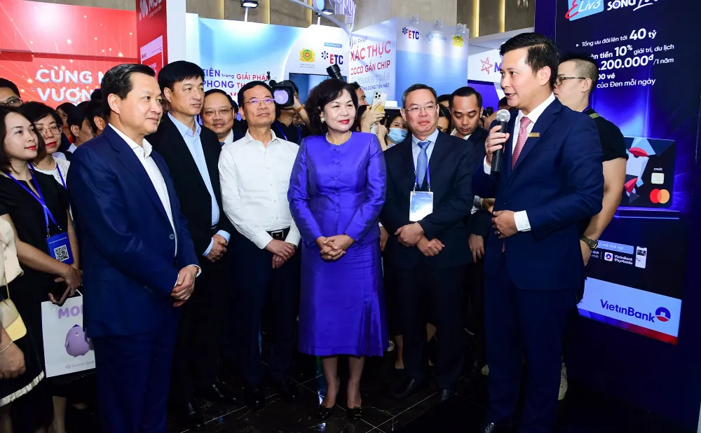 Đại diện VietinBank giới thiệu về các sản phẩm công nghệ mới tại sự kiện ngày Chuyển đổi số ngành Ngân hàng năm 2023