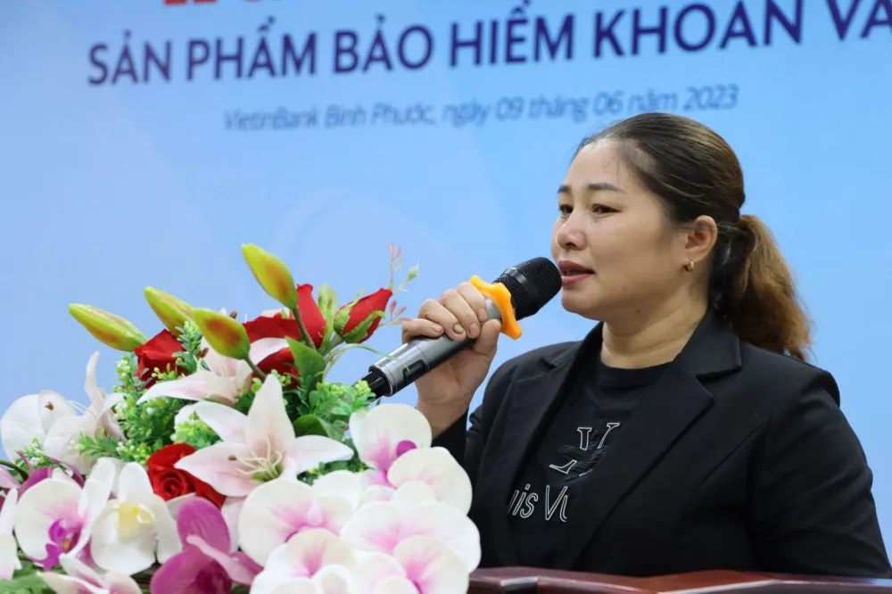 Một đại diện gia đình khách hàng phát biểu tại buổi gặp mặt