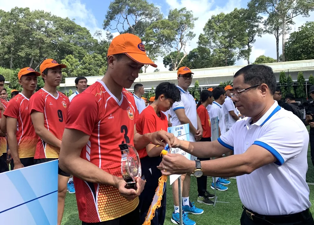 Ông Dương Hồng Nhân, Bí thư Đảng ủy, Chủ tịch HĐTV SAWACO trao cờ đến các đơn vị tham gia hội thao