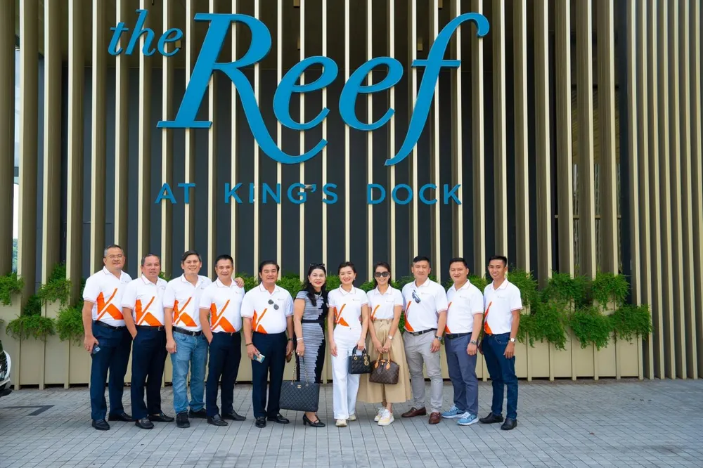 Ban lãnh đạo Kim Oanh Group chụp ảnh lưu niệm sau khi tham quan một dự án của Keppel Land